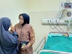 Bupati-Lumajang-Indah-Amperawati-Masdar-menjenguk-Hafiz.jpg