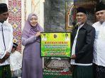 Bupati-Mojokerto-Ikfina-Fahmawati-memberikan-bantuan-dana-hibah.jpg