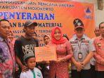 Bupati-Mojokerto-Ikfina-Fahmawati-menyerahkan-bantuan.jpg