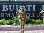 Bupati-Muhammad-Fawait-pimpin-apel-di-depan-kantor-Pemkab-Jember-Jatim.jpg