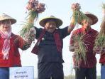 Bupati-Nganjuk-panen-raya-bawang-merah.jpg
