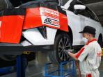 CEK-BAN-Seorang-teknisi-Auto2000-melakukan-pengecekan-ban.jpg