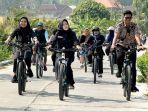 Cabup-Mojokerto-Ikfina-Fahmawati-mengendarai-sepeda-pancal.jpg