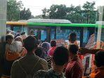 Calon-penumpang-rela-antre-bus-Transjatim-di-Terminal-Bunder-Gresik.jpg
