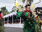 Cinta-Laura-saat-tampil-dalam-defile-Hudoq-di-JFC-tahun-2019.jpg