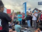 DEMO-Seratusan-sopir-truk-tronton-memblokade-akses-masuk-Pelabuhan-Ketapang-Bany.jpg