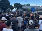 DEMO-Seratusan-sopir-truk-tronton-memblokade-akses-masuk-Pelabuhan-Ketapang.jpg