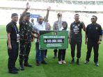 DONASI-UNTUK-KANJURUHAN-CEO-Persebaya-Indonesia-Azrul-ananda-dua-kanan.jpg