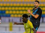 DUEL-Pemain-Persela-Lamongan-Jonathan-Bustos-berduel-dengan-pe.jpg