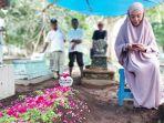 Denada-saat-di-makam-Emilia-Contessa.jpg