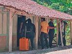 Densus-88-saat-menggeledah-rumah-terduga-teroris-di-Ngawi.jpg