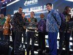 Direktur-Keuangan-Treasury-Global-Services-Edi-Masrianto-terima-penghargaan.jpg