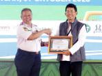 Dirut-Bank-Jatim-Winardi-Legowo-saat-menerima-piagam.jpg