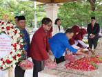 Dispora-Jatim-melakukan-ziarah-ke-makam-WR-Soepratman-di-Surabaya.jpg