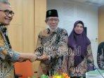 Dosen-PPG-SD-Unusa-Dr-Suharmono-Kasiyun-M-Pd-saat-diberi-potongan-tumpeng.jpg
