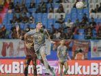 Dusan-Stevanovic-duel-lawan-pemain-PSMS-Makassar.jpg