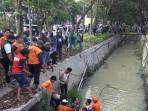 EVAKUASI-Seorang-pengendara-motor-MM-26-warga-Dupak-Kremba.jpg