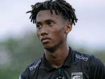 Ekspresi-Alta-Ballah-usai-menelan-kekalahan-di-laga-Persebaya-vs-PSM-Makassar.jpg