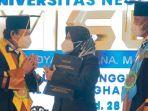 Endang-Sulistyowati-dan-Rektor-Unesa-Prof-Dr-Nurhasan-M-Kes.jpg