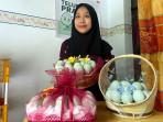 Eva-Nurfatika-Sari-pemilik-Rumah-Produksi-Telur-Asin-Pratama-di-Jombang-Jatim.jpg