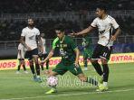 Francisco-Rivera-pemain-Persebaya-berduel-dengan-pemain-PSM-Makassar.jpg