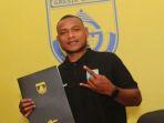 Frank-Sokoy-eks-pemain-Persebaya-Surabaya-resmi-diperkenalkan-sebagai-rekrutan-anyar-GU.jpg