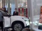 Gara-gara-Bocah-Iseng-Injak-Gas-Mobil-Listrik-Seharga-Rp-498-Juta-di-Pameran-Mall-Ringsek.jpg