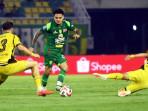 surabaya/Gelandang-Persebaya-Gali-Freitas-2592025.jpg