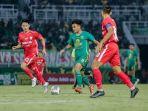 Gelandang-Persebaya-Surabaya-Brylian-Aldama-saat-dikepung-pemain-Persis-Solo.jpg