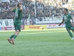 Gelandang-Persebaya-Ze-Valente-kiri-dan-Andre-Oktaviansyah.jpg