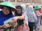 Geram-18-Tahun-Tak-Diperbaiki-Emak-emak-di-Brebes-Patungan-dan-Turun-Tangan-Perbaiki-Jalan-Desa.jpg