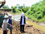 Gubernur-Jatim-Tinjau-Pembangunan-Spillway-di-Jember-1392025.jpg