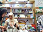Gubernur-Jawa-Timur-Khofifah-Indar-Parawansa-melihat-buku-karya-guru.jpg