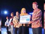 Gubernur-Jawa-Timur-Khofifah-Indar-Parawansa-saat-tourism.jpg