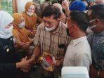 Gubernur-Khofifah-bagikan-bendera-merah-putih-gratis.jpg