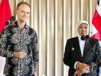 Gubernur-Khofifah-dan-Dubes-Inggris-HE-Dominic-Jeremy.jpg