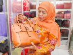 Gubernur-Khofifah-memegang-tas-produksi-UMKM-Jawa-Timur.jpg