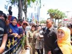 Gubernur-Khofifah-menemui-masyarakat-yang-ada-di-depan-Gedung-Negara-Grahadi-Surabaya-Jatim.jpg