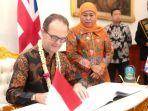 Gubernur-Khofifah-menerima-kunjungan-Dubes-Inggris-Dominic-Jermey.jpg