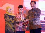 Gubernur-Khofifah-menerima-penghargaan-Digital-Government-Award.jpg