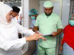Gubernur-Khofifah-meninjau-layanan-kapal-rumah-sakit-untuk-warga-kepulauan-di-Sumenep.jpg