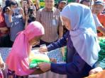 Gubernur-Khofifah-saat-gelaran-Pasar-Murah-di-Kota-Probolinggo.jpg