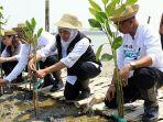 Gubernur-Khofifah-tanam-magrove-di-Romokalisari-Surabaya.jpg