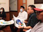 Gus-Ipul-Pimpin-Langsung-Penilaian-Lomba-Desain-Logo-dan-Maskot-MTQ-Jatim-2023.jpg
