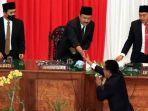 Gus-Ipul-saat-Sidang-paripurna-di-DPRD-Kota-Pasuruan.jpg