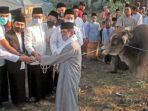 Gus-Ipul-serahkan-hewan-kurban.jpg
