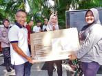 HADIAH-Bupati-Banyuwangi-Ipuk-Fiestiandani-menyerahkan-hadiah-kep.jpg