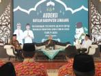 HADIAH-UMRAH-Bupati-Lumajang-Indah-Amperawati-Masdar-saat-mem.jpg