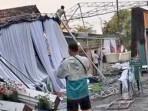HANCUR-Tenda-beserta-dekorasi-dan-peralatan-hajatan-porak-poranda-diterjang-ang.jpg