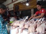 HARGA-DAGING-AYAM-Pedagang-daging-ayam-di-Pasar-Legi-Kota-Blitar-R.jpg